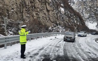 交警冬季执勤服脏了怎么洗（冬天车泥点脏了怎么擦）