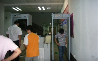 去酒吧怎么过安检门（酒吧安检门检查什么的）