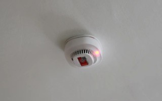 家用火警报警器自己一直响怎么关，家用报警器怎么关闭