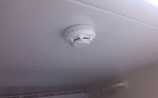 宿舍烟雾报警器一直响怎么关掉，怎么不让烟雾报警器响呢