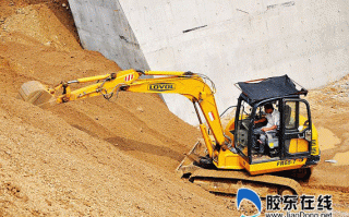 挖机山顶怎么取土（挖机修桥都干什么活）