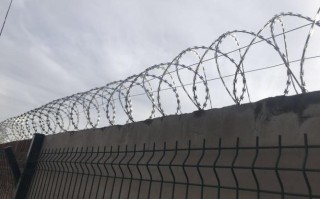 七层拉铁丝网怎么收紧，张力围栏防区杆怎么接网线的