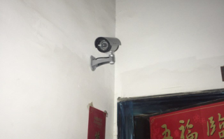 门上怎么装摄像头（门外怎么装摄像头）