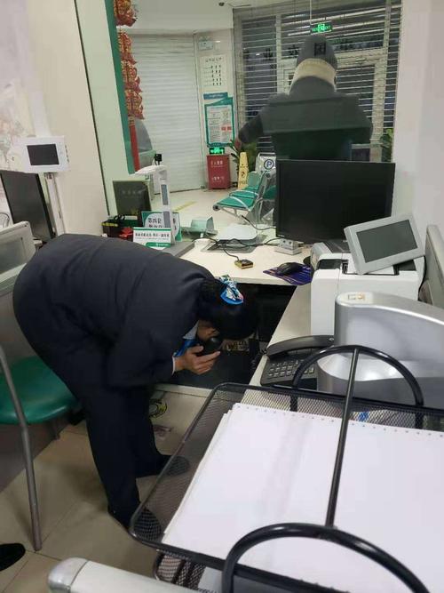 农业银行警报器响怎么办,银行报警按钮怎么使用视频-第2张图片-安保之家 农业银行警报器响怎么办,银行报警按钮怎么使用视频-第2张图片-安保之家