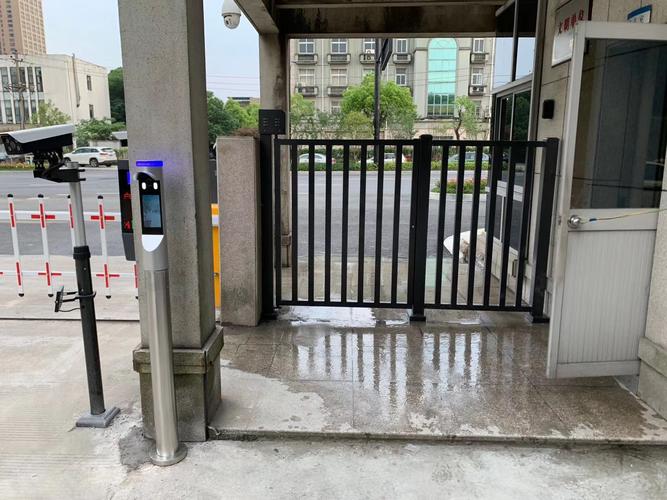 遇到大门经常被贴换锁小广告的怎么办,广告门怎么接门禁系统-第2张图片-安保之家 遇到大门经常被贴换锁小广告的怎么办,广告门怎么接门禁系统-第2张图片-安保之家