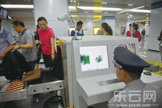 行李箱怎么过地铁安检,行李箱怎么安检地铁的-第2张图片-安保之家 行李箱怎么过地铁安检,行李箱怎么安检地铁的-第2张图片-安保之家