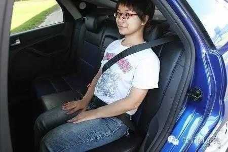 不系安全带怎么拍照（高速上后排不系安全带怎么拍照）-第2张图片-安保之家