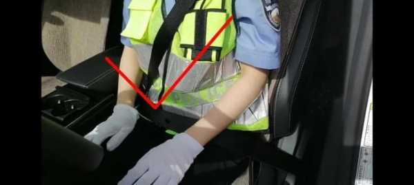 不系安全带怎么拍照（高速上后排不系安全带怎么拍照）-第3张图片-安保之家
